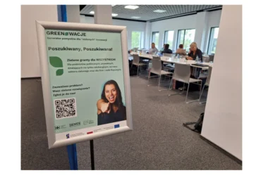 sala konferencyjna z informatorem o GREENowacjach